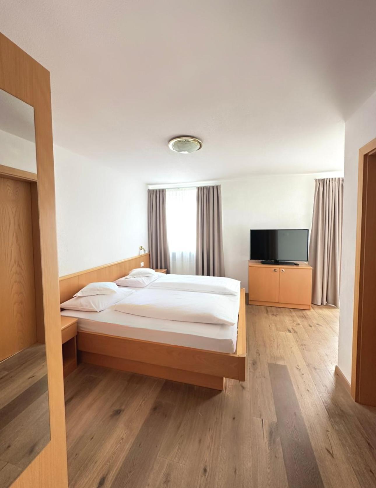 Garni Hotel Dorothea Tirolo Ngoại thất bức ảnh